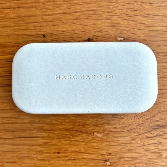 Marc Jacobs Oversized Clam Shell Hard Eyewear Case In White Unisex Sunglasses - Picture 1 of 6